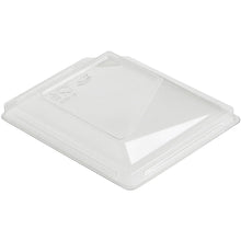 A tampa Polardeli rPET para 187030 Transparente rPET 108x86x18 da Duni GmbH aparece em fundo branco com bordas elevadas e símbolos de reciclagem em relevo, destacando assim o seu design ecológico feito de PET reciclado. Embalagem: 630 unidades.