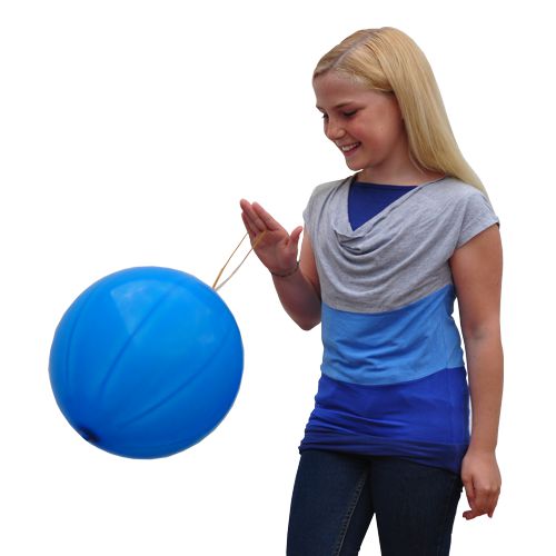 Uma menina sorridente com longos cabelos loiros e camisa azul-cinza brinca com um grande balão de soco PAPSTAR (Ø 40 cm, cores sortidas, conjunto de 3) da PAPSTAR GmbH em frente a um fundo branco.