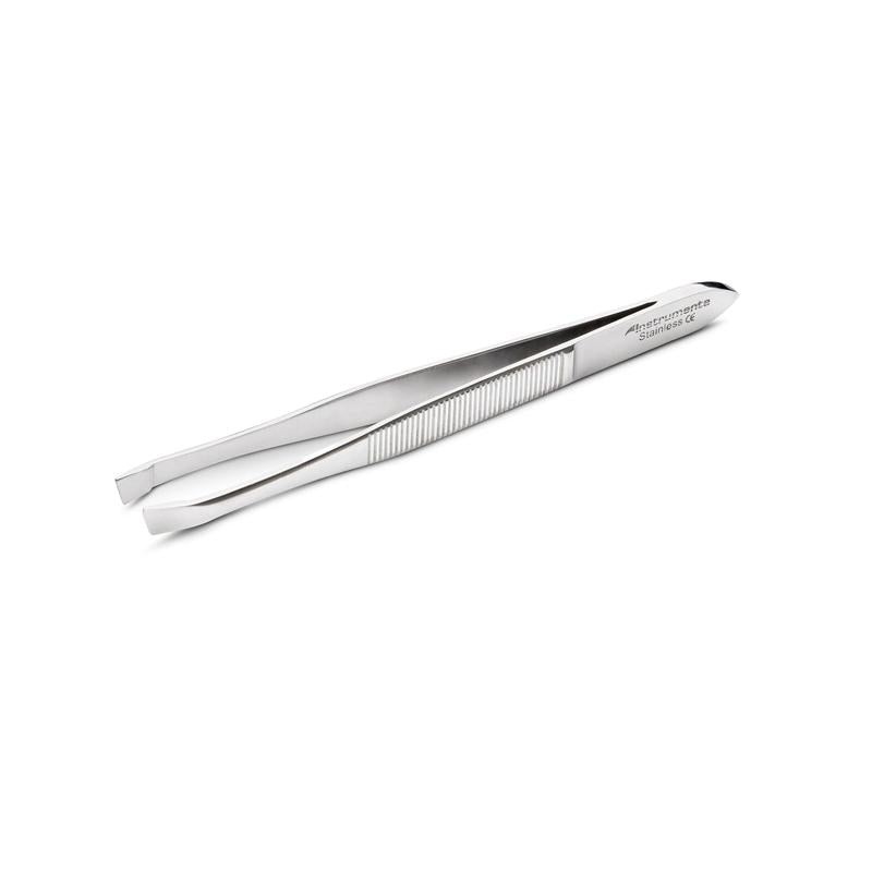 Um pacote de 12 pinças | Caixa da Orkla Wound Care AB, cada uma com cabo estriado e pontas chanfradas para tarefas precisas. Exibido em fundo branco.