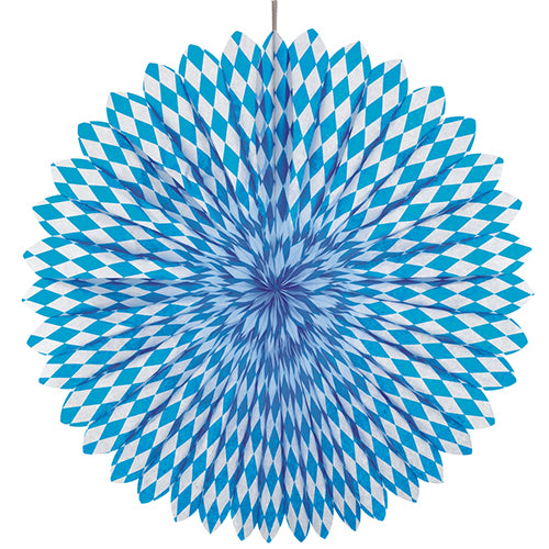O leque decorativo PAPSTAR Ø 75 cm, Azul Bávaro, da PAPSTAR GmbH, apresenta um padrão de losangos azul e branco e é feito de material difícil de inflamar - ideal para a decoração da Oktoberfest.