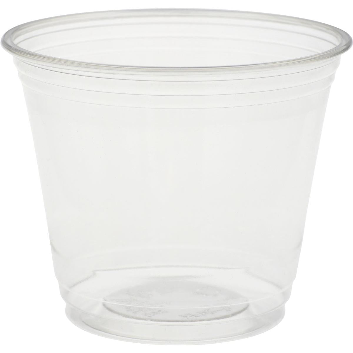 O copo de plástico transparente Crystal da Duni GmbH é um copo claro com borda alargada e ranhuras horizontais para melhor aderência, mostrado vazio sobre um fundo branco simples. Seu design sofisticado confere-lhe a aparência de vidraria elegante e, ao mesmo tempo, é durável.