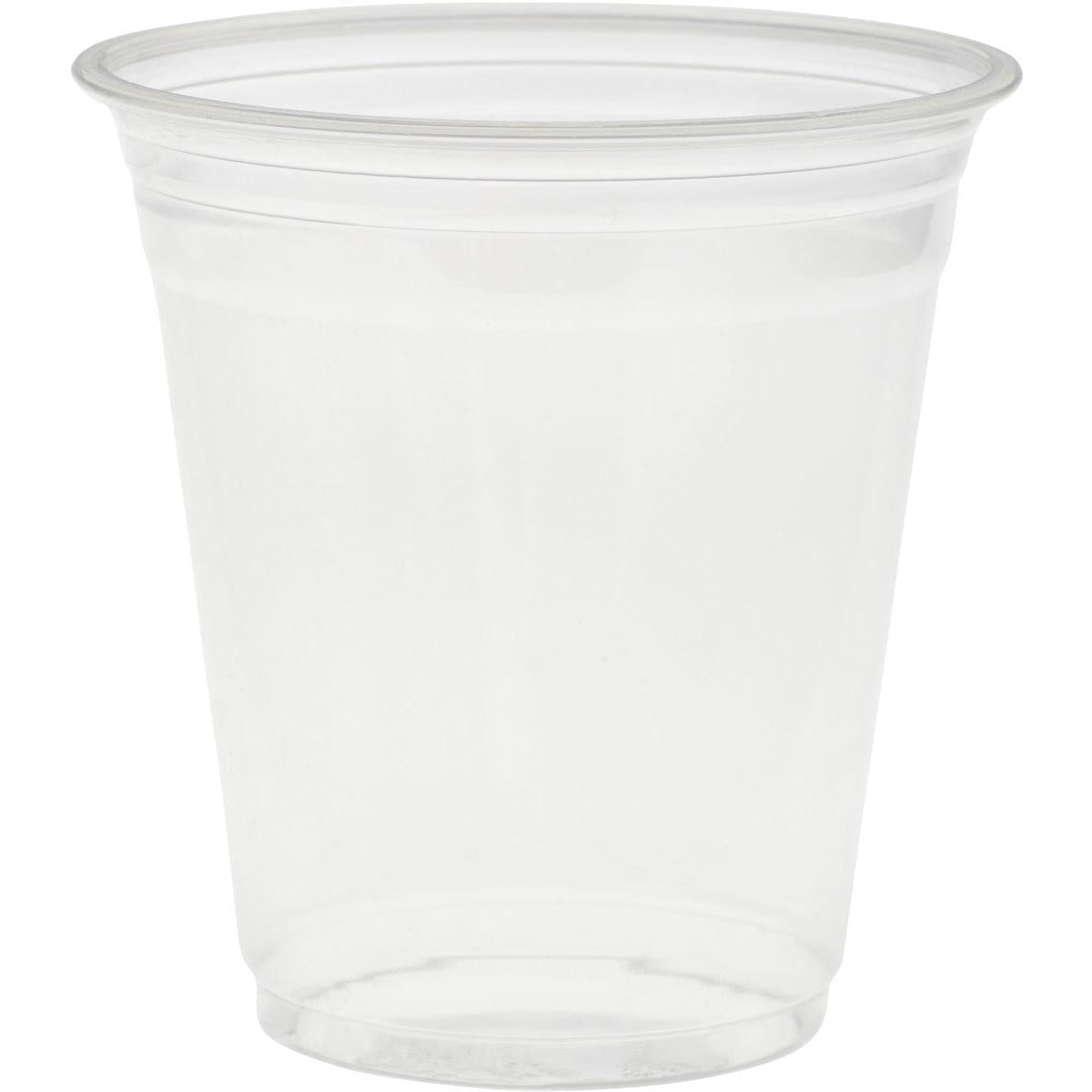 O copo Crystal transparente da Duni GmbH é um copo de plástico transparente em pé sobre um fundo branco, com uma borda ligeiramente alargada. Ele oferece a aparência de vidro elegante e é feito de materiais de alta qualidade para uso diário.