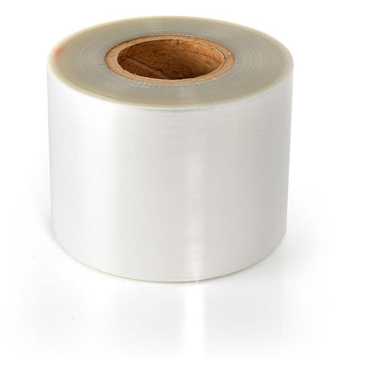Um grande rolo de Duni GmbH Universalfolie sem Antifog universal com núcleo de papelão marrom está em pé sobre um fundo branco. A película versátil parece lisa e brilhante.