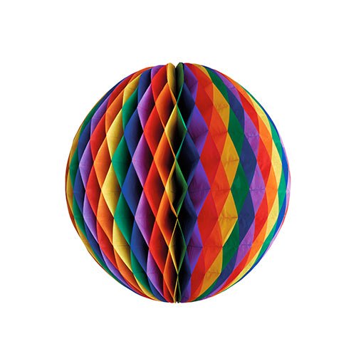 A bola de favo de mel PAPSTAR difícil de inflamar da PAPSTAR GmbH é um elemento decorativo colorido com padrão em forma de favo de mel em cores do arco-íris – vermelho, laranja, amarelo, verde, azul e lilás – isolado sobre fundo branco.