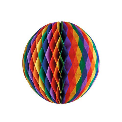 A bola de favo de mel PAPSTAR difícil de inflamar da PAPSTAR GmbH é um elemento decorativo colorido com padrão em forma de favo de mel em cores do arco-íris – vermelho, laranja, amarelo, verde, azul e lilás – isolado sobre fundo branco.