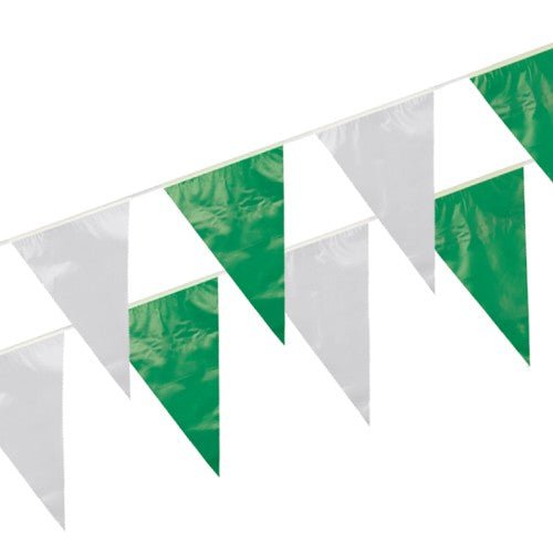 A guirlanda de bandeirolas "filme à prova de intempéries" da PAPSTAR GmbH consiste em bandeirolas triangulares verdes e brancas em um cordão branco - robusta para uso ao ar livre e ideal para festas ou eventos.