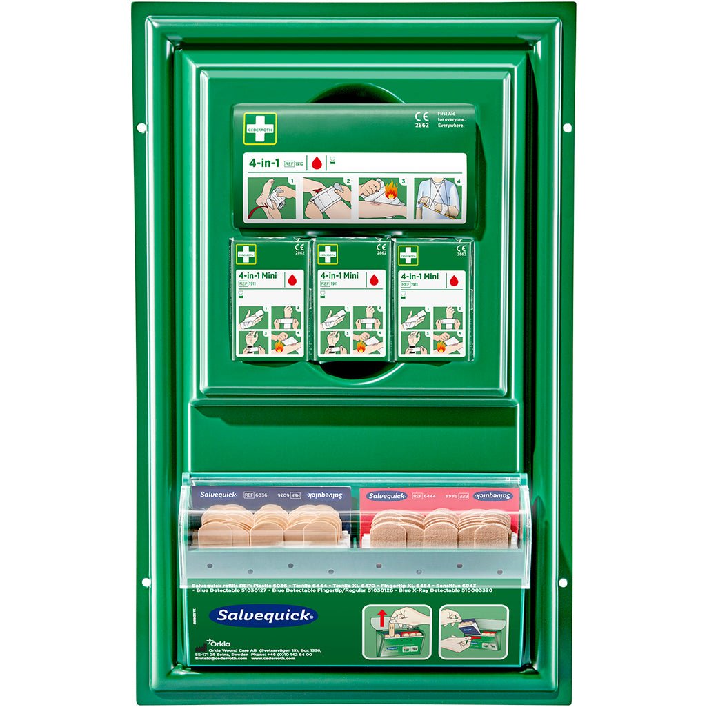 A mini placa de primeiros socorros Cederroth da Orkla Wound Care AB é um conjunto de primeiros socorros verde, montado na parede, preenchido com ataduras mini 4-em-1 e adesivos Salvequick em compartimentos rotulados para fácil acesso.