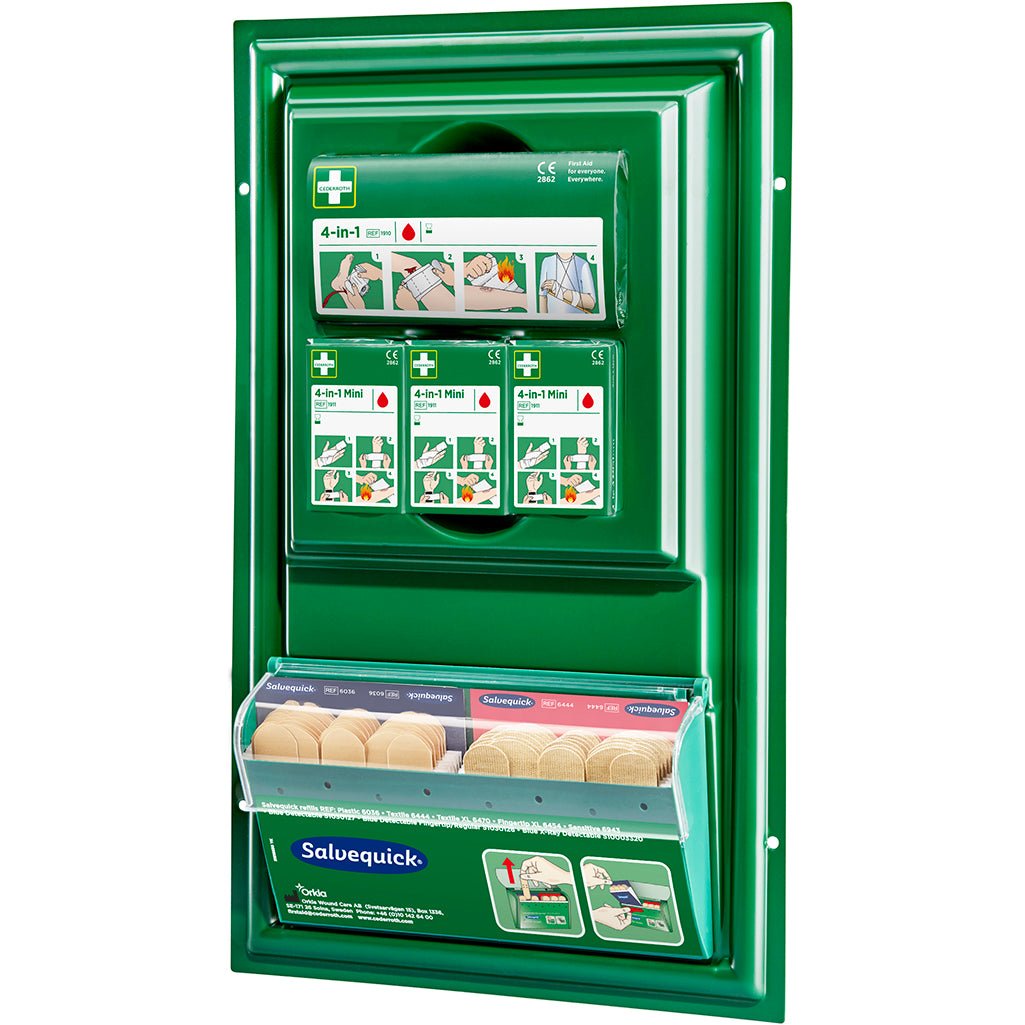 A mini placa de primeiros socorros Cederroth da Orkla Wound Care AB é uma estação de primeiros socorros verde, montada na parede, com compartimentos para ataduras e adesivos. Possui instruções ilustradas acima de uma caixa transparente com vários adesivos.