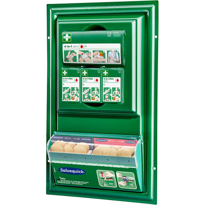 A mini placa de primeiros socorros Cederroth da Orkla Wound Care AB é uma estação de primeiros socorros verde, montada na parede, com compartimentos para ataduras e adesivos. Possui instruções ilustradas acima de uma caixa transparente com vários adesivos.