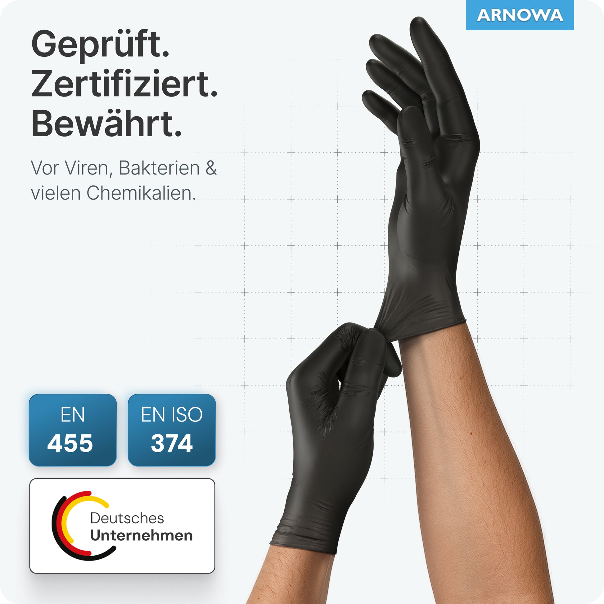 Eine Person trägt ARNOMED LATEX BLACK puderfreie Einmalhandschuhe aus Latex in Schwarz von ARNOWA GmbH, zertifiziert nach EN 455 und EN ISO 374 gegen Viren, Bakterien und Chemikalien; Logo und "ARNOWA" Marke sind sichtbar.