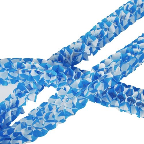 Close-up de PAPSTAR 2 guirlandas de papel da PAPSTAR GmbH, com flores de papel azul e branco dispostas em camadas como decoração festiva em fundo branco.