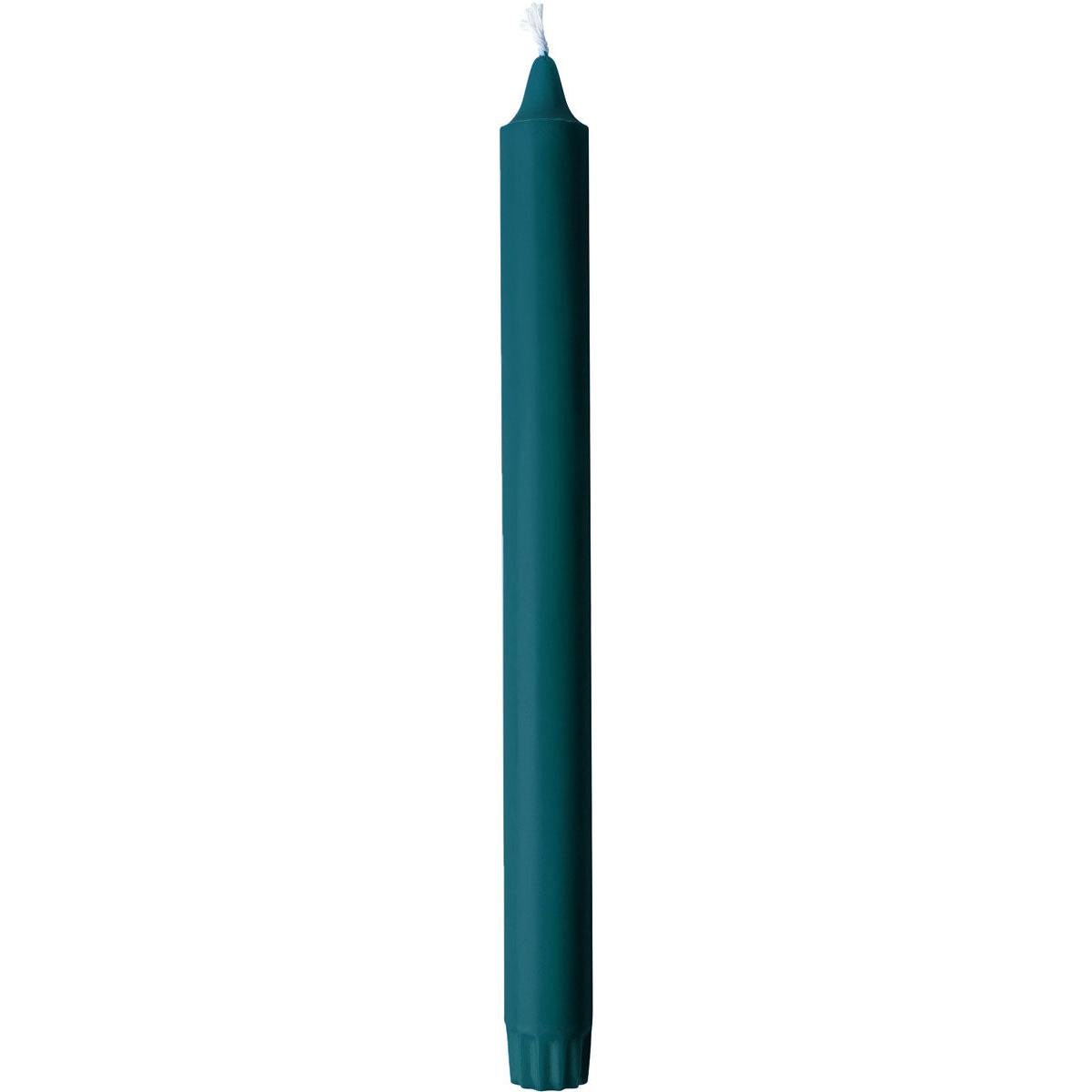 As velas cônicas de 100% estearina da Duni GmbH são velas cilíndricas foscas (250 x 22 mm) com pavio branco e uma duração de queima de até 9 horas, que estão em pé diante de um fundo branco.