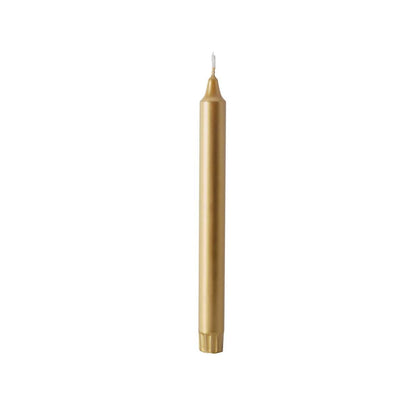 Uma única vela cônica Duni GmbH não acesa de 100% estearina (250 x 22 mm, 9h de duração de queima) com acabamento metálico liso está em pé sobre uma base branca, conferindo elegância e destacando-se pela longa durabilidade.