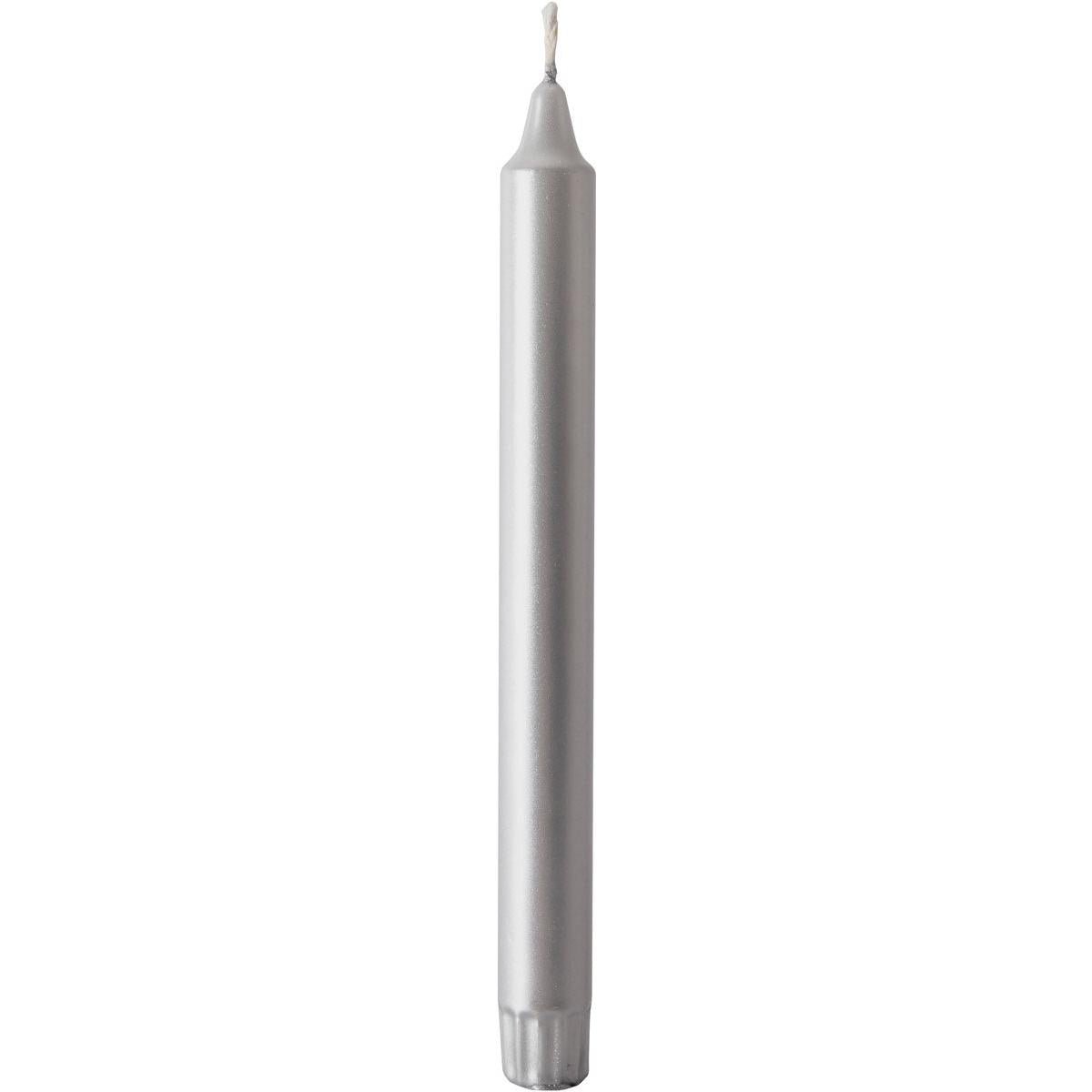 Uma única vela cônica prateada não acesa (250 x 22 mm) da Duni GmbH, feita de 100% estearina com pavio visível, está em pé diante de um fundo branco e oferece uma longa duração de queima de 9h.
