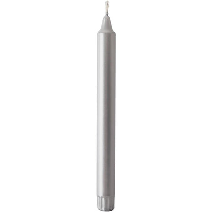 Uma única vela cônica prateada não acesa (250 x 22 mm) da Duni GmbH, feita de 100% estearina com pavio visível, está em pé diante de um fundo branco e oferece uma longa duração de queima de 9h.