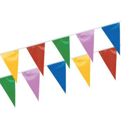 A guirlanda de bandeirolas, filme à prova de intempéries da PAPSTAR GmbH, é uma cadeia de bandeirolas triangulares coloridas em branco, amarelo, vermelho, verde, roxo e azul. À prova de intempéries e ideal para eventos ao ar livre, dá um charme vibrante a qualquer ocasião.