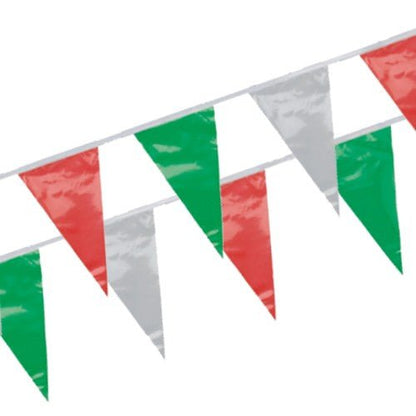 A guirlanda de bandeirolas PAPSTAR, filme à prova de intempéries da PAPSTAR GmbH, consiste em duas cordas de bandeirolas triangulares brilhantes em vermelho, branco e verde - à prova de intempéries e ideal para festas no jardim ou eventos ao ar livre com padrão alternado.