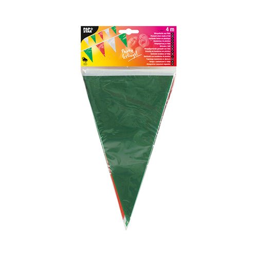 A guirlanda de bandeirolas PAPSTAR, filme à prova de intempéries da PAPSTAR GmbH, é uma guirlanda triangular verde de 4 m de comprimento feita de plástico, ideal para eventos ao ar livre e festas no jardim. A entrega é feita em uma embalagem transparente com uma etiqueta colorida com padrões de bandeirolas e gráficos de festa.