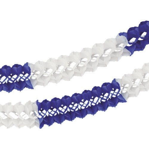 Duas PAPSTAR guirlandas de grande dimensão (Ø 16 cm, 10 m, ignífugas) em branco e azul escuro/branco da PAPSTAR GmbH formam uma decoração elegante diagonal em um fundo branco com segurança adicional contra incêndios.