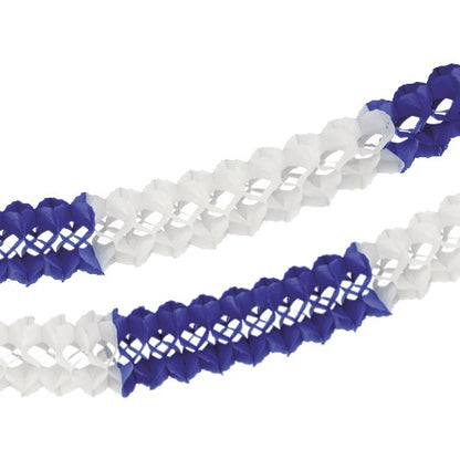 Duas PAPSTAR guirlandas de grande dimensão (Ø 16 cm, 10 m, ignífugas) em branco e azul escuro/branco da PAPSTAR GmbH formam uma decoração elegante diagonal em um fundo branco com segurança adicional contra incêndios.