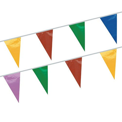 Duas guirlandas de bandeirolas da PAPSTAR GmbH em amarelo, vermelho, verde, azul e roxo pendem em um padrão repetitivo. Feitas de filme à prova de intempéries, são perfeitas para eventos ao ar livre.