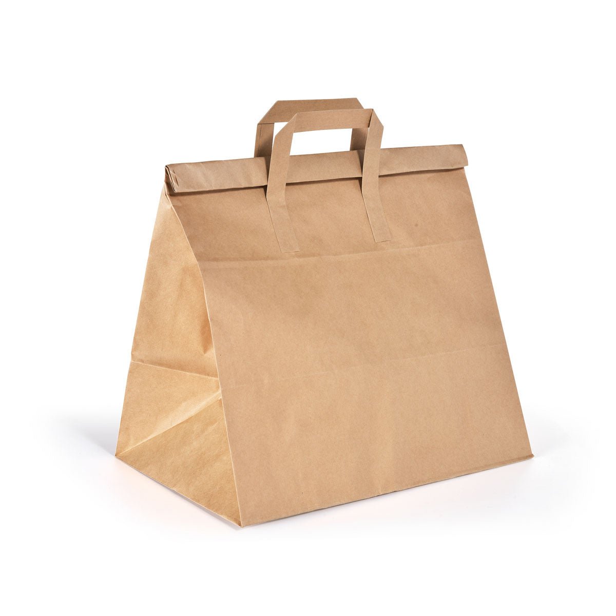 Um BioPak Foldbag Large Brown Paper FSC 320x210x340 da Duni GmbH está em pé sobre um fundo branco, com duas alças planas e uma tampa dobrada para uma forma de tenda - sacos de papel ecológicos ideais. A embalagem contém 250 unidades.