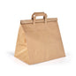Um BioPak Foldbag Large Brown Paper FSC 320x210x340 da Duni GmbH está em pé sobre um fundo branco, com duas alças planas e uma tampa dobrada para uma forma de tenda - sacos de papel ecológicos ideais. A embalagem contém 250 unidades.