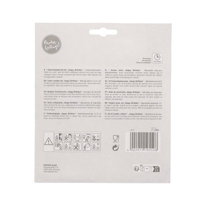 Na parte de trás das velas de letras "Happy Birthday", 8 cm, blister (1 unidade) da PAPSTAR GmbH, encontram-se instruções multilíngues, símbolos de segurança e reciclagem, códigos de barras, bem como o nome e o endereço da marca em um fundo cinza claro.