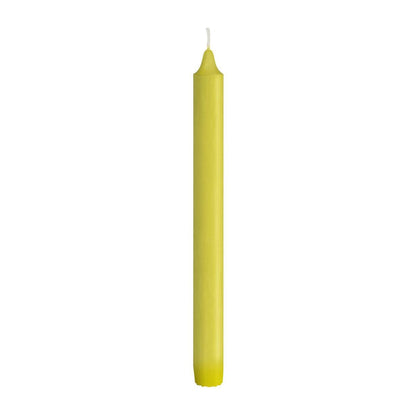 Uma única vela cônica de 100% estearina da Duni GmbH (9h de duração de queima, 250 x 22 mm) com pavio branco está em pé diante de um fundo branco simples.