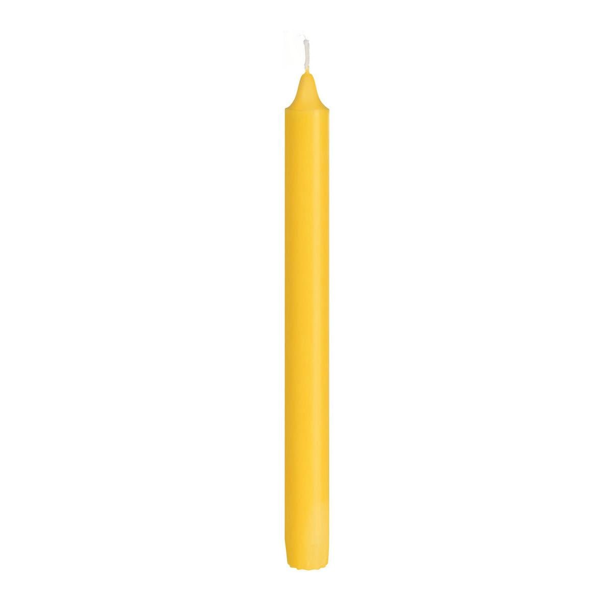 Uma única vela cônica amarela não acesa de 100% estearina (250 x 22 mm, 9h) da Duni GmbH está em pé diante de um fundo branco simples e é conhecida por sua longa duração de queima.