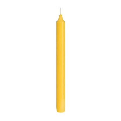 Uma única vela cônica amarela não acesa de 100% estearina (250 x 22 mm, 9h) da Duni GmbH está em pé diante de um fundo branco simples e é conhecida por sua longa duração de queima.
