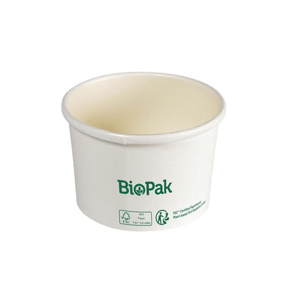 A tigela descartável branca e redonda Ronda SHORT Cartão/PLA da Duni GmbH com o logotipo verde "BioPak" e símbolos de certificação oferece uma alternativa sustentável em um fundo branco simples.