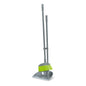 O conjunto de vassoura de cabo longo Nölle Profi Brush (80 cm) em prata/verde tem cerdas sintéticas verde brilhante e fica em pé, com o cabo da vassoura podendo ser preso à pá para armazenamento compacto - ideal para uma limpeza fácil.
