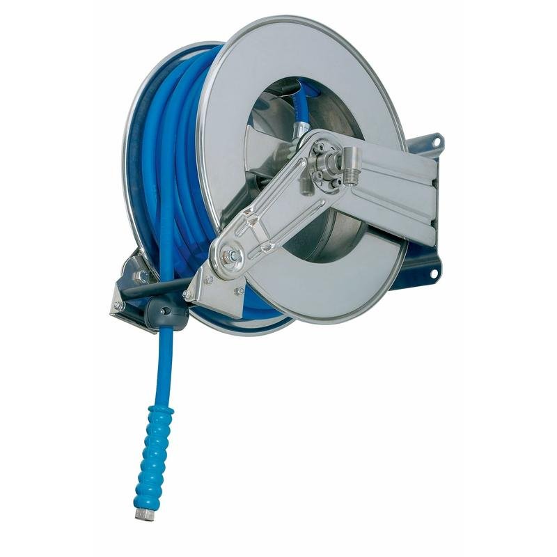 O enrolador de mangueira Diversey de 20 m em aço inoxidável, automático e montável na parede, vem com 20 m de mangueira azul e cabo estriado.