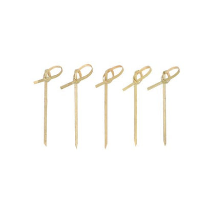 Quarenta PAPSTAR 40 espetos para fingerfood "pure" da PAPSTAR GmbH feitos de bambu com extremidades pontiagudas e nós entrelaçados estão dispostos de forma clara e uniforme em pé sobre uma superfície branca simples, ideal para servir fingerfood.