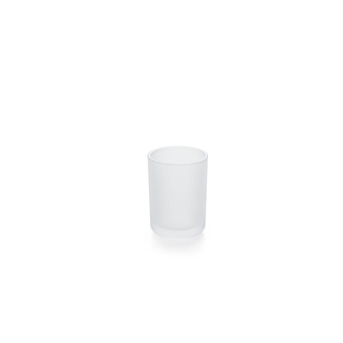 Um único suporte de LED para vela de chá com função de piscar da Duni GmbH (1 peça) cria acentos de luz decorativos em um fundo branco.