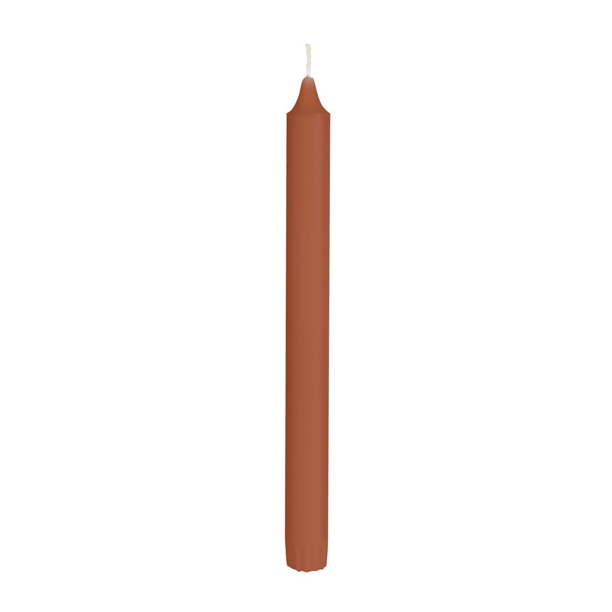 Uma única vela cônica Duni GmbH não acesa de 100% estearina (250 x 22 mm, 9h de duração de queima) com pavio branco está em pé diante de um fundo branco simples.
