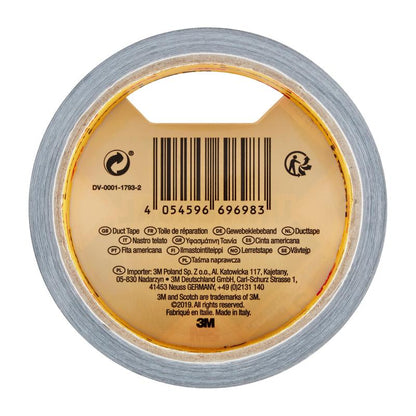 Um rolo de fita adesiva Scotch® Universal 2904 (10 m x 48 mm) da 3M Deutschland GmbH em vista superior com código de barras, informações do produto e traduções para "duct tape" no núcleo interno de papelão.