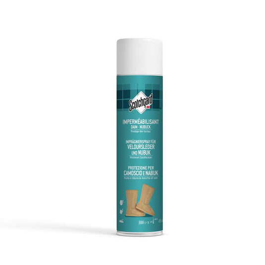 Uma lata de spray branca de 400 ml da 3M Deutschland GmbH Scotchgard™ Spray impermeabilizante para camurça e nubuck está de pé sobre um fundo branco, a etiqueta FR/DE/IT mostra uma imagem de sapatos de camurça.