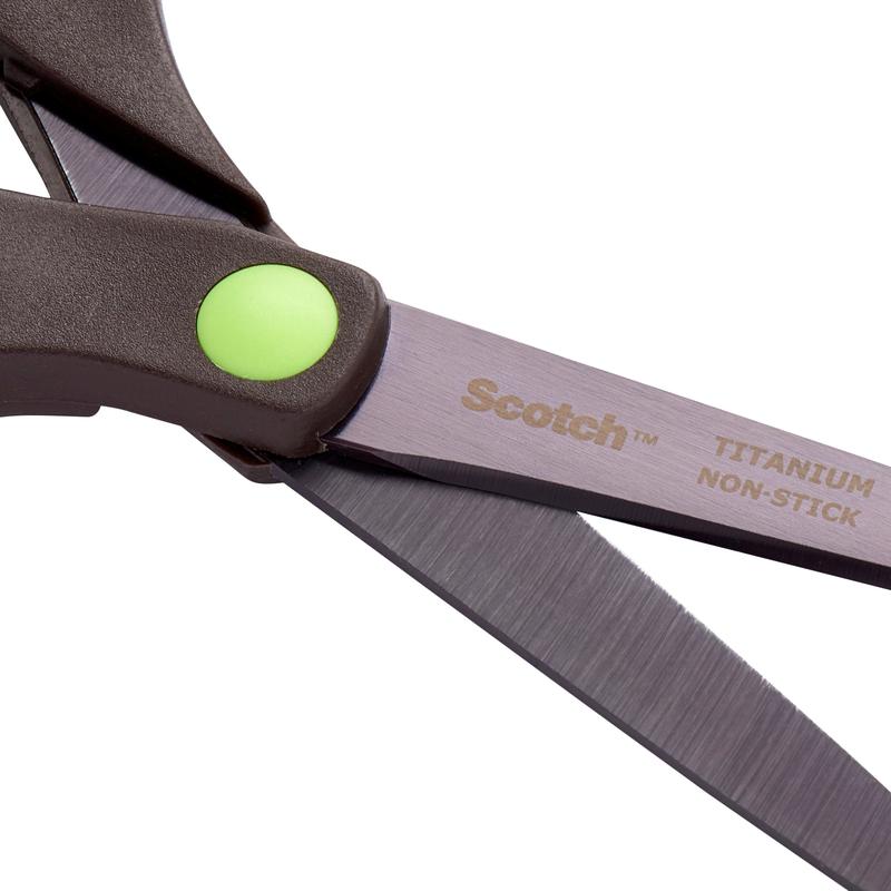 Close de uma tesoura Scotch™ Titanium, 20 cm da 3M Deutschland GmbH, com lâminas antiaderentes de titânio e um detalhe verde circular próximo à articulação do cabo.