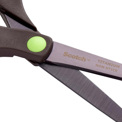Close de uma tesoura Scotch™ Titanium, 20 cm da 3M Deutschland GmbH, com lâminas antiaderentes de titânio e um detalhe verde circular próximo à articulação do cabo.