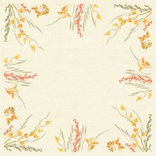 Die Dunisilk+Mitteldeckeecke 84x84cm Fall Beauty der Duni GmbH hat einen beigen, quadratischen Rahmen mit orangefarbenen, gelben und roten Blumenmustern an jeder Ecke. Ein 20er-Pack - perfekt, um herbstliche Themen hervorzuheben und die Mitte für Inhalte offen zu lassen.