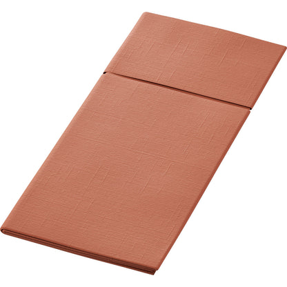 O Bio Duniletto Slim 400 x 330 mm da Duni GmbH é uma esteira dobrada, retangular, em vermelho acastanhado suave com textura discreta, feita de materiais sustentáveis - ideal como decoração de mesa ecológica em qualquer superfície branca.