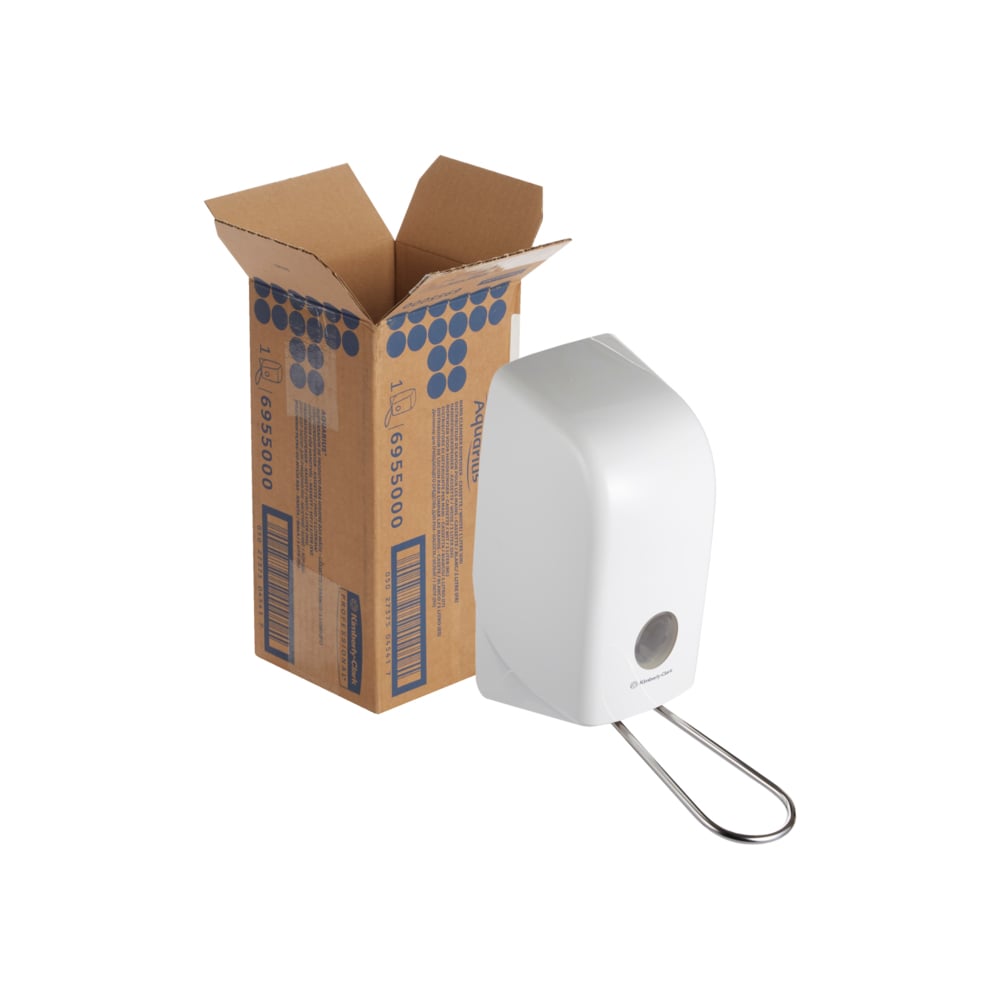 Uma caixa aberta está ao lado de um dispensador montado na parede, branco, Kimberly-Clark GmbH Aquarius™ para loções de lavagem - cartucho / 1 Ltr com uma alavanca de metal em frente a um fundo branco.