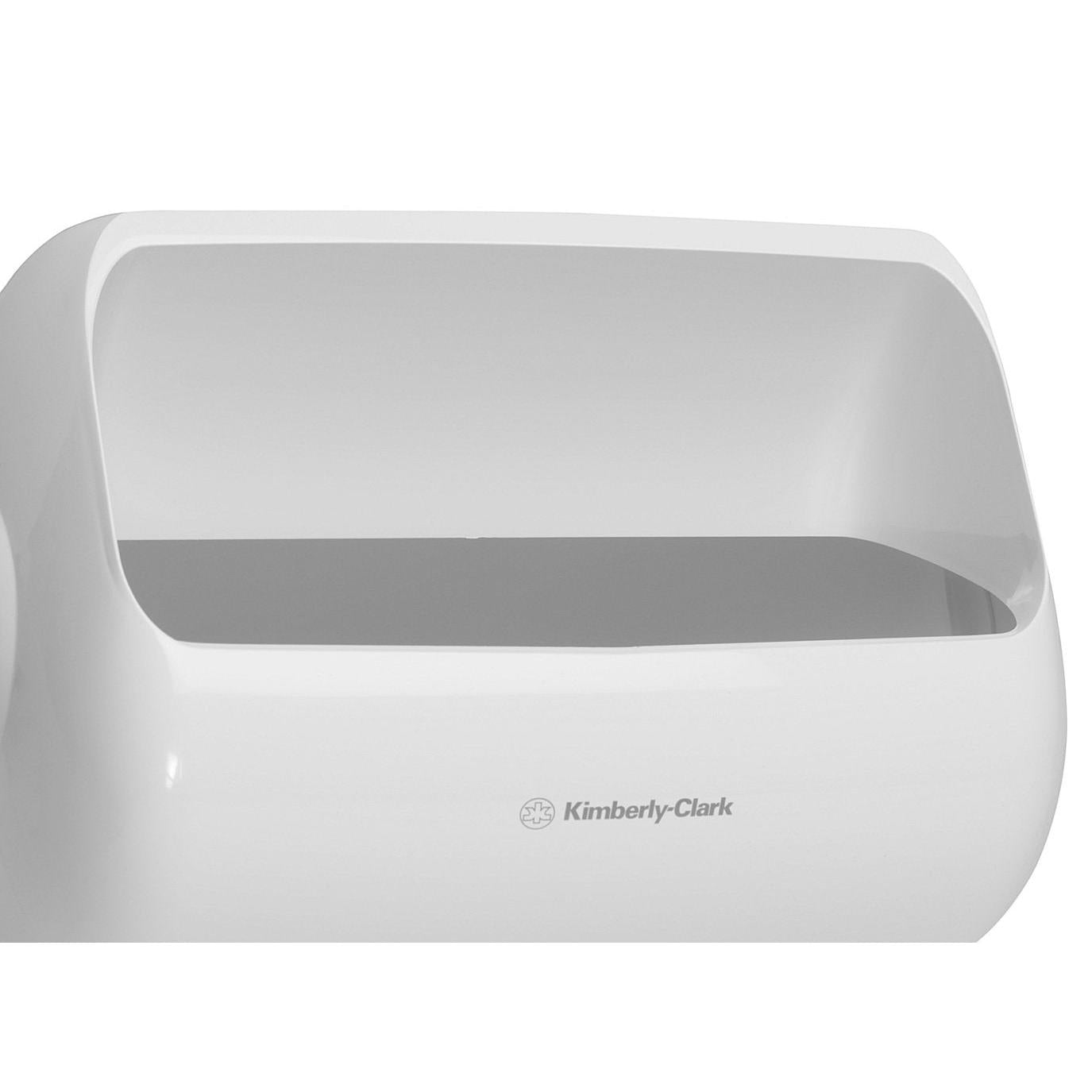 Uma visão aproximada de dois recipientes de lixo brancos Kimberly-Clark Aquarius™ (plástico, médio), desenvolvidos para uma eliminação eficiente de resíduos em banheiros públicos. O conjunto contém 2 recipientes de lixo por caixa.