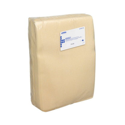 Um toalhete branco e plano Kimtech® Auto Primário Tack da Kimberly-Clark GmbH está embalado num saco transparente com um rótulo azul e branco, ideal para preparação de veículos. O fundo é de cor branca sólida.