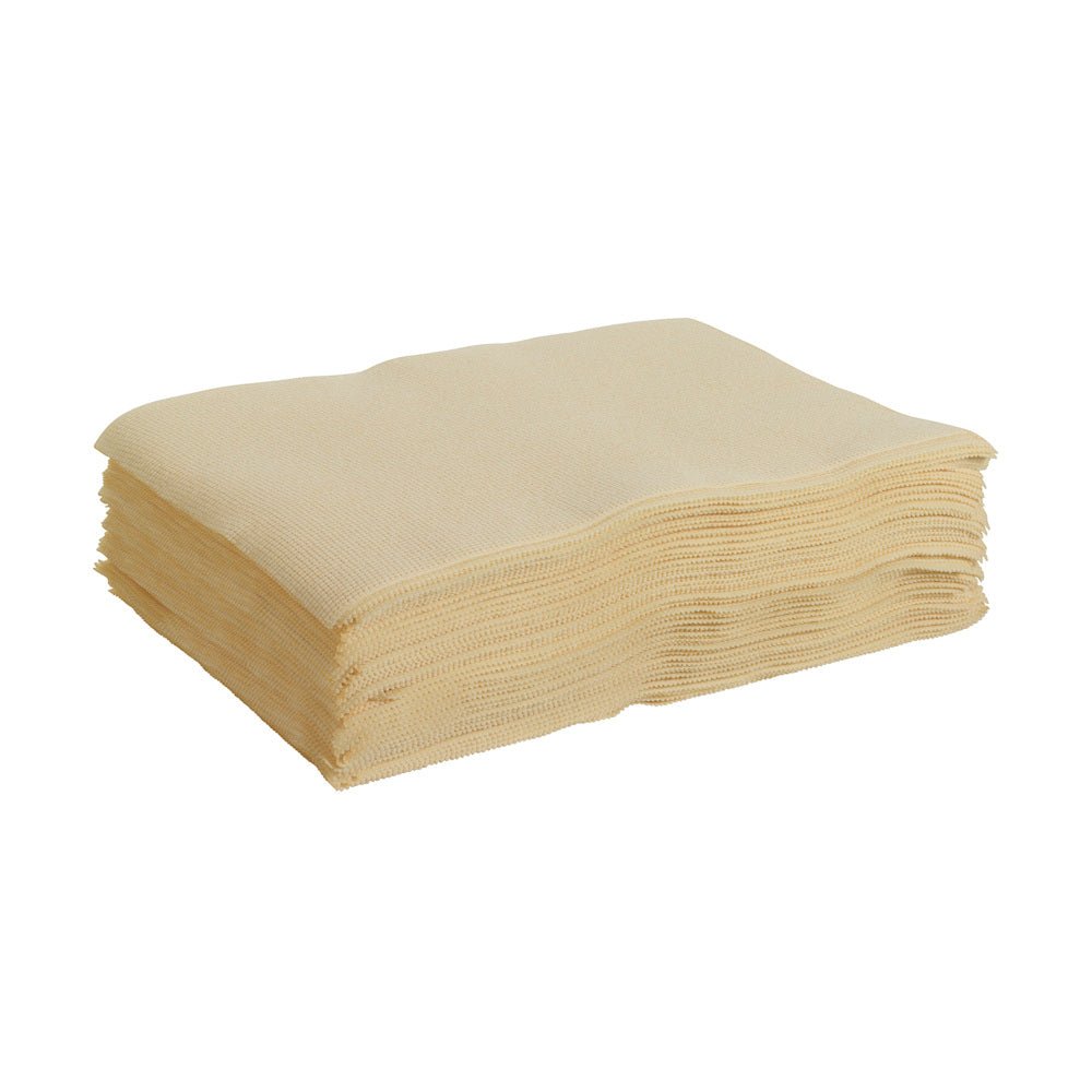 Uma pilha de toalhetes brancos Kimtech® Auto Primário Tack da Kimberly-Clark GmbH, ideal para preparação de veículos, está limpa e dobrada sobre um fundo branco; cada caixa contém 4 sacos com 100 folhas planas.