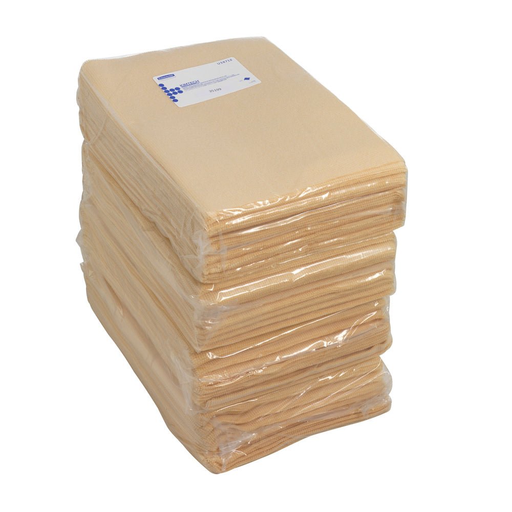 Uma pilha de toalhetes brancos Kimtech® Auto Primário Tack da Kimberly-Clark GmbH, embalados em plástico com uma tampa rotulada, está sobre uma superfície de cor sólida - perfeito para preparação e limpeza interior de veículos. 4 sacos x 100 folhas por caixa (4 sacos).