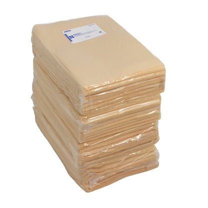 Uma pilha de toalhetes brancos Kimtech® Auto Primário Tack da Kimberly-Clark GmbH, embalados em plástico com uma tampa rotulada, está sobre uma superfície de cor sólida - perfeito para preparação e limpeza interior de veículos. 4 sacos x 100 folhas por caixa (4 sacos).