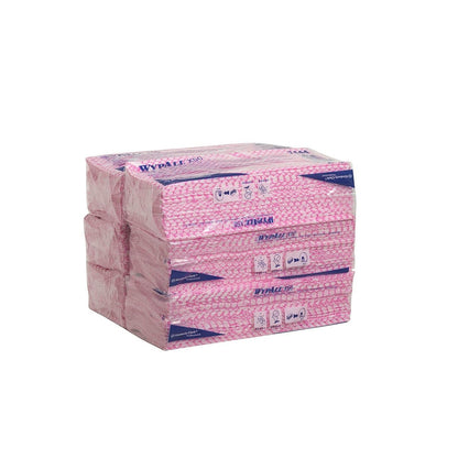 Uma pilha de seis embalagens de panos de limpeza WypAll® X50 - Interfold (41,80 cm x 24,70 cm) da Kimberly-Clark GmbH em uma embalagem de plástico rosa com marca e símbolos visíveis na parte externa, para limpeza industrial.